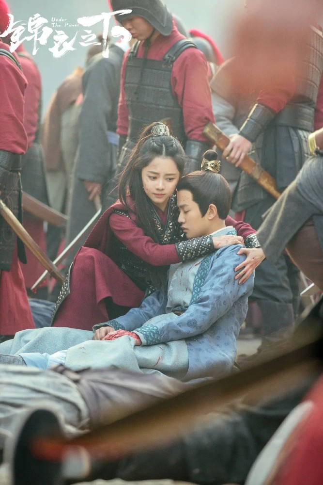 《锦衣之下》陆绎逢人就公开介绍今夏,越来越有夫妻范
