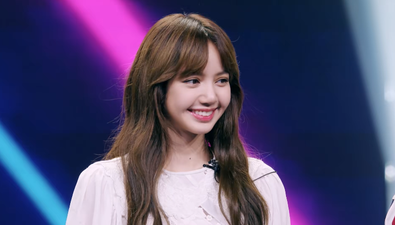 lisa穿公主裙亮相公演,镜头切换到双腿,真不是偶像剧女主?