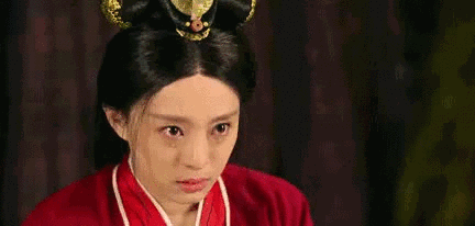 孙俪拍《甄嬛传》时28岁,齐耳短发的她自己打伞为工作