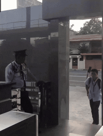 搞笑动图:自从换了幼儿园老师,我每天早上八点去幼儿园接孩子