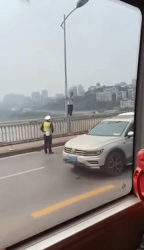 驾车途经此处的江阳区公安分局刑侦大队民警魏翔,与接到报警后赶到