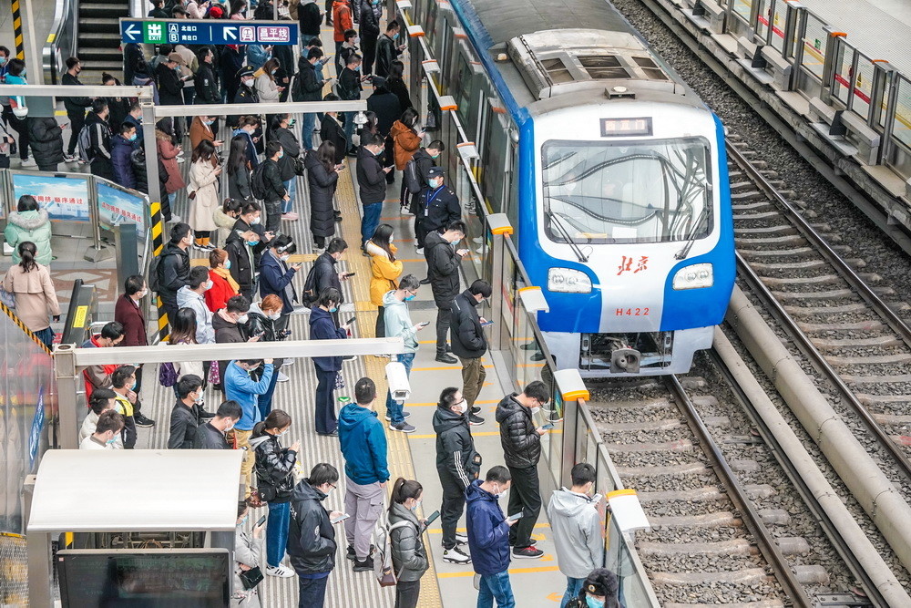 北京西二旗地铁站逐渐繁忙,乘客自觉拉开距离乘车