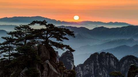 黄山迎客松,五绝三瀑,奇松怪石,云海翻腾,名胜大川