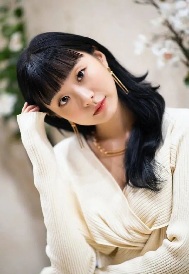 金多美写真造型曝光!一身杏色连衣裙温婉恬静,圆圆脸蛋超级可爱