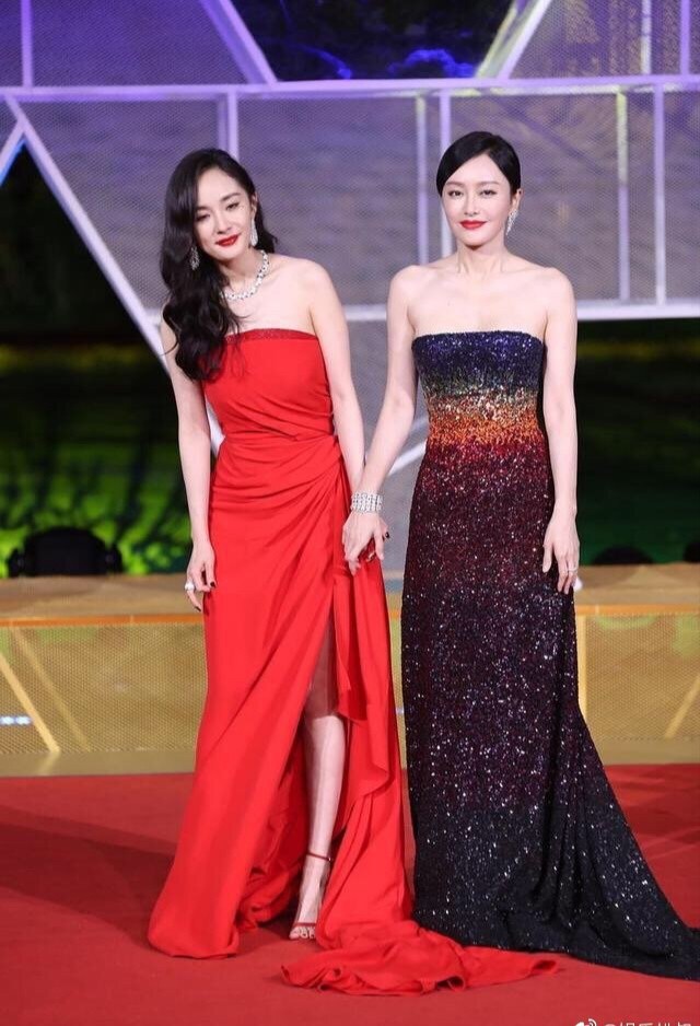 杨幂和秦岚同框pk,抹胸裙似乎有所隐藏答案