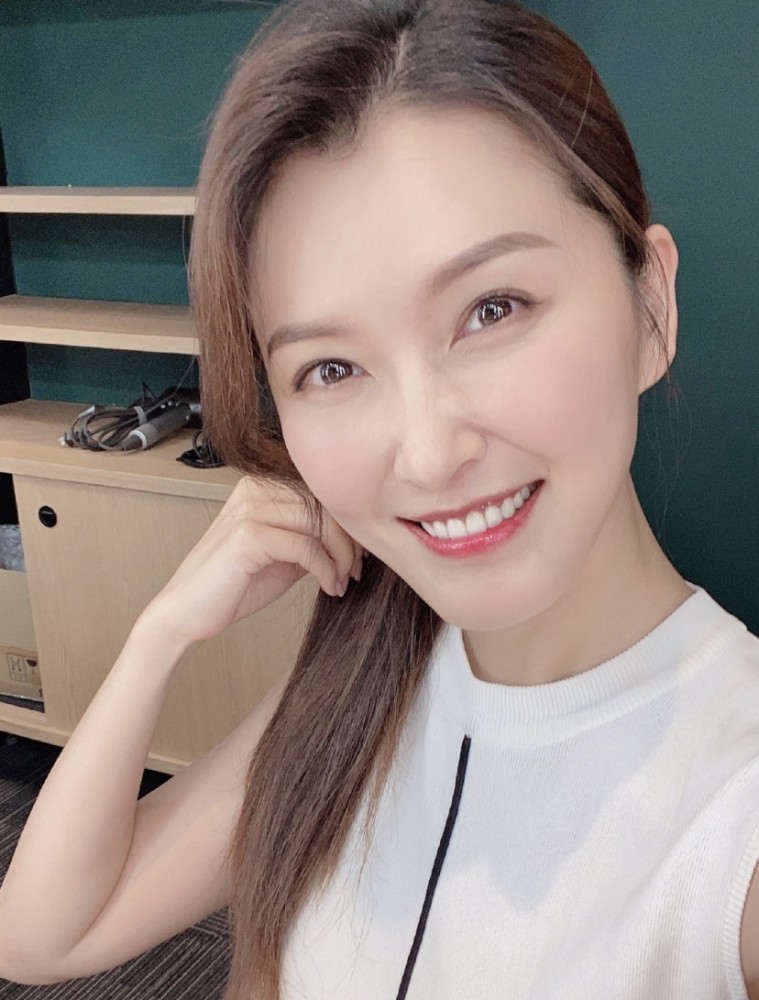 徐洁儿复工晒九宫格美照 搞怪卖萌气色好