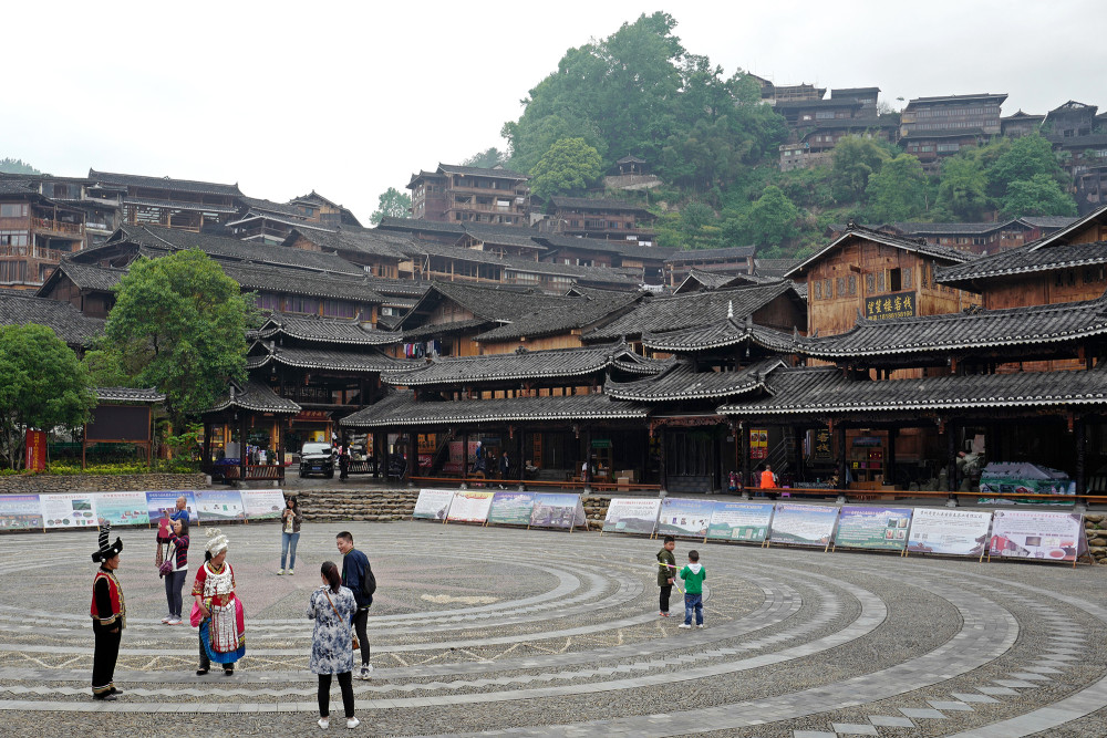 贵州西江千户苗寨,中国最大的苗族聚居村寨,景色美如世外桃源