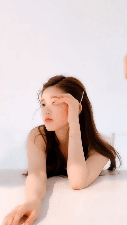 宝藏女孩的肌肤更是惹眼