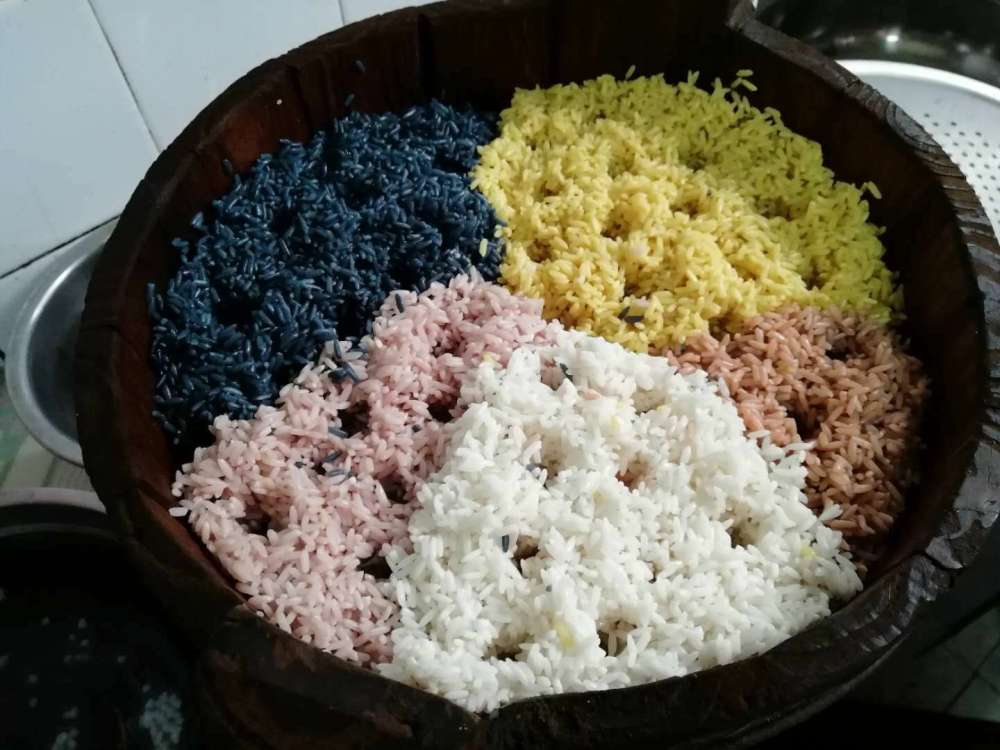三月三南宁人爱吃的五色糯米饭出锅全过程,香喷喷看着
