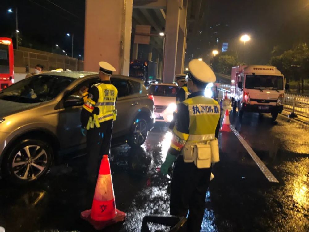 晚上11时,记者来到广州交警在越秀区环市路的查车点.
