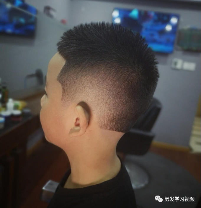 "精选小帅哥发型"