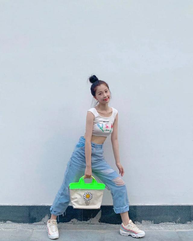 虞书欣《青春有你》私服合辑,20多岁女孩照着穿,时髦显高级