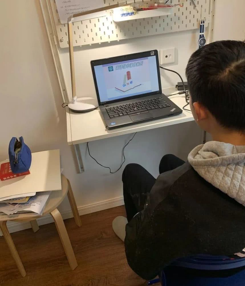 父母复工在即,孩子在家上网课谁来监督和管理?