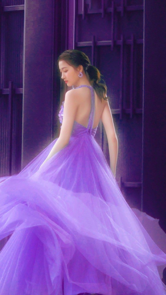 关晓彤身穿紫色连衣裙,脸型精致皮肤白,风格大胆赚足眼球