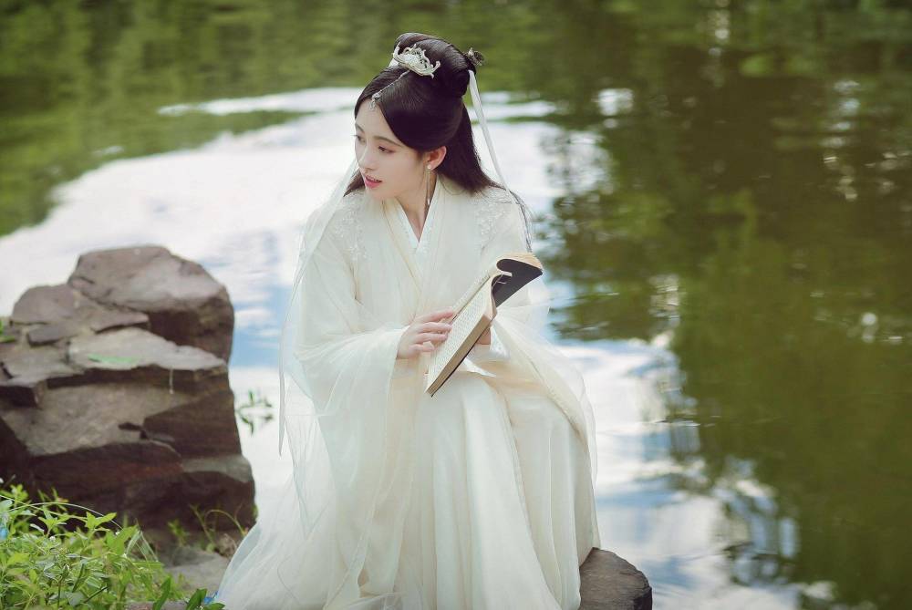 鞠婧祎和肖战即将主演《春日宴》?网友:任嘉伦更适合这部剧