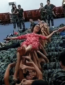 搞笑gif趣图:你竟然敢看美女,给老娘回家跪搓衣板去!