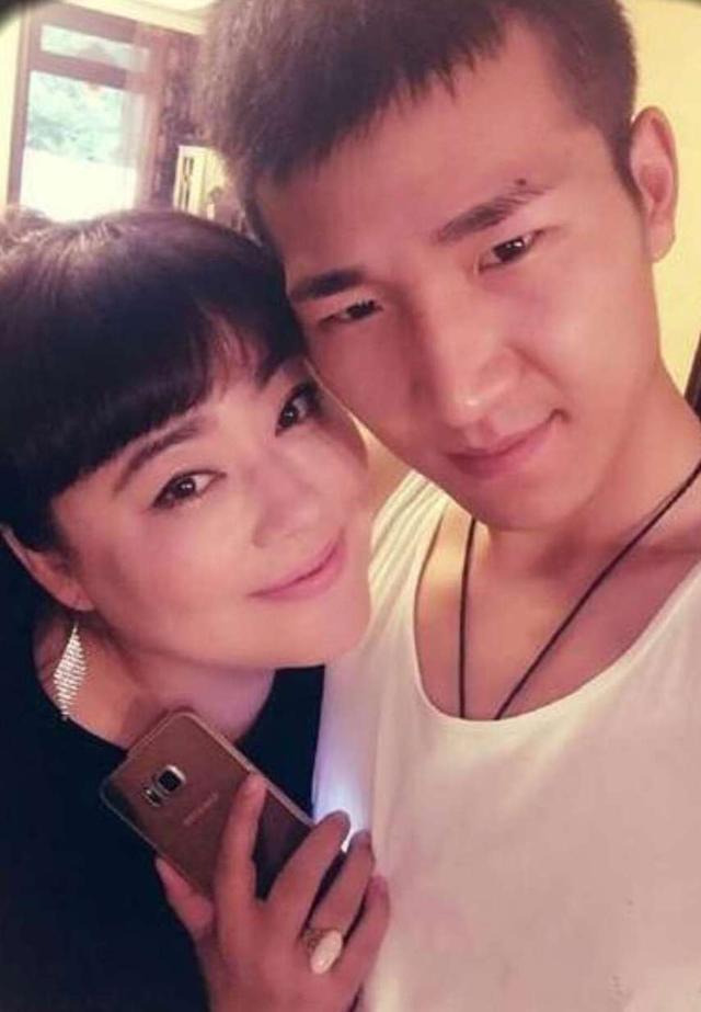 她自己做家务当司机只为了省一些生活费,偶尔在快手直播卖茶叶聊天