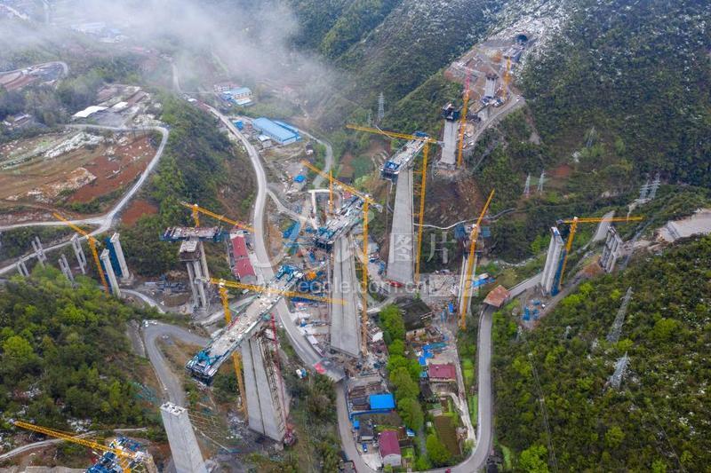 2020年3月28日,航拍的建设中的郑万高铁湖北段保康县马桥镇两河口双线