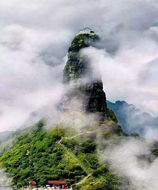 贵州最"危险"的寺庙,一座藏在悬崖夹缝中,一座悬空在悬崖顶上