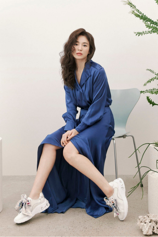 宋慧乔也跟了一波"时髦风"!顶着一头羊毛卷,38岁嫩得像少女