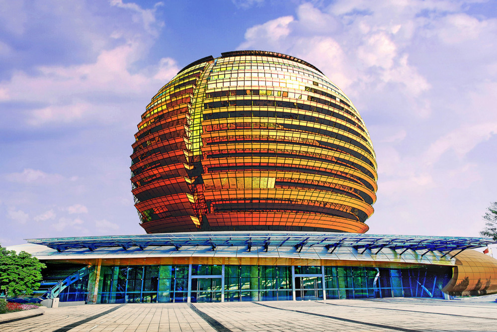 浙江最具代表性的一座建筑,是大型综合建筑,外观是金色巨型圆球