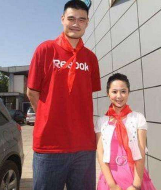 同是和姚明合照:陈乔恩,杨紫像小矮人,杨幂才是教科书