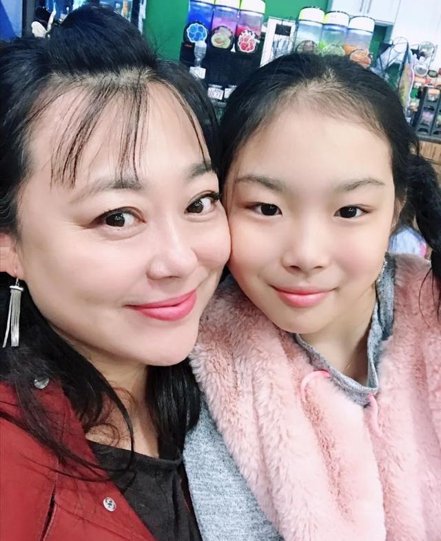 她是胖嫂李菁菁的女儿,母亲弃养高位截瘫的养子,却送她出国留学