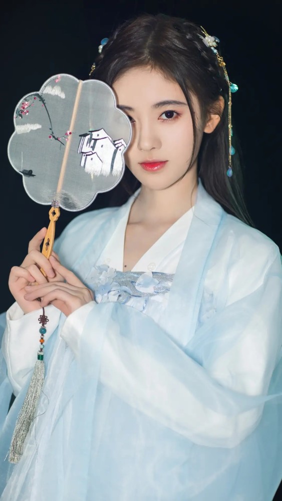 鞠婧祎登《快本》人美歌甜,现代装绝美的她为何总演古装剧?
