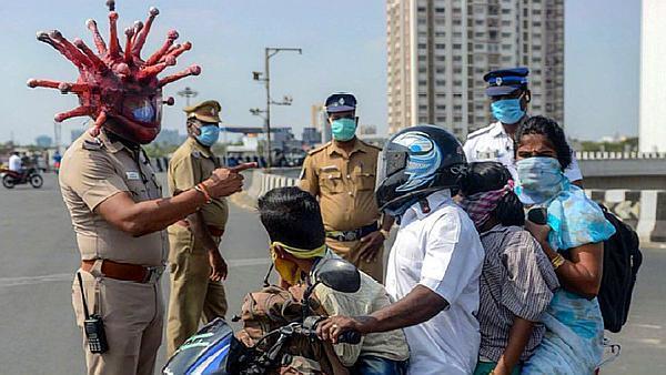 印度交警扮新冠肺炎病毒提醒民众加强防疫,良苦用心谁