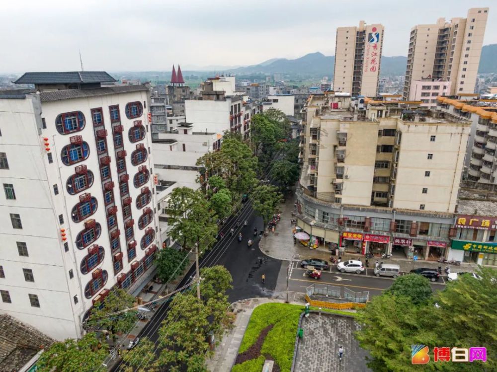 博白又有两条街铺上了崭新的沥青,大家可以放心的"踏青"啦!