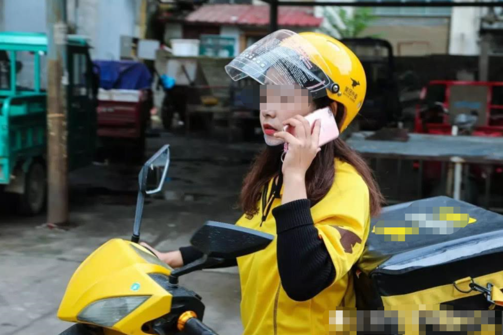 女大学生骑电车送外卖,一天送40多单,看到工资单:不可能吧?