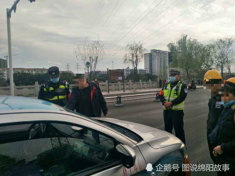 绵阳这个出租车司机酒后这么做 把巡警和交警都惊动了