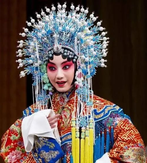 如秦腔将旦行分为青衣,花旦,武旦,老旦等.