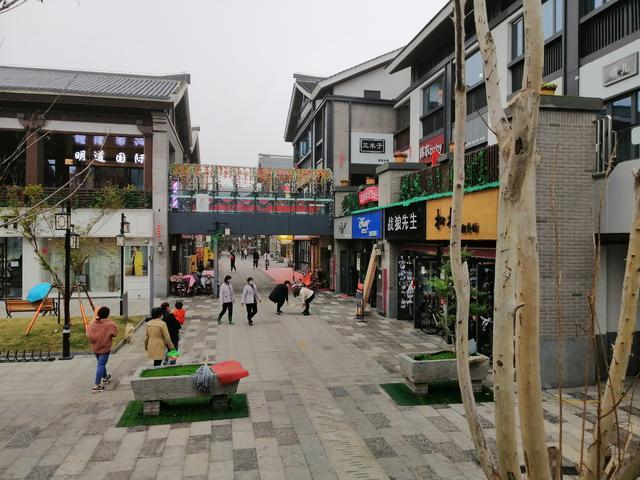 鹿邑明道城,高墙灰瓦的建筑下是现代化商铺,然而游客都流连忘返!