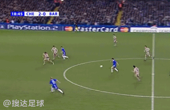 但是,小罗点球破门,随后上演经典舞步,巴萨扳平总比分,占据主动!