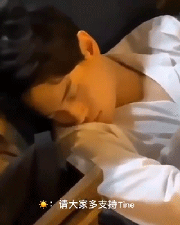 不能到场给亮仔庆祝生日时,会远程送蛋糕,视频通话送祝福,成为第一个