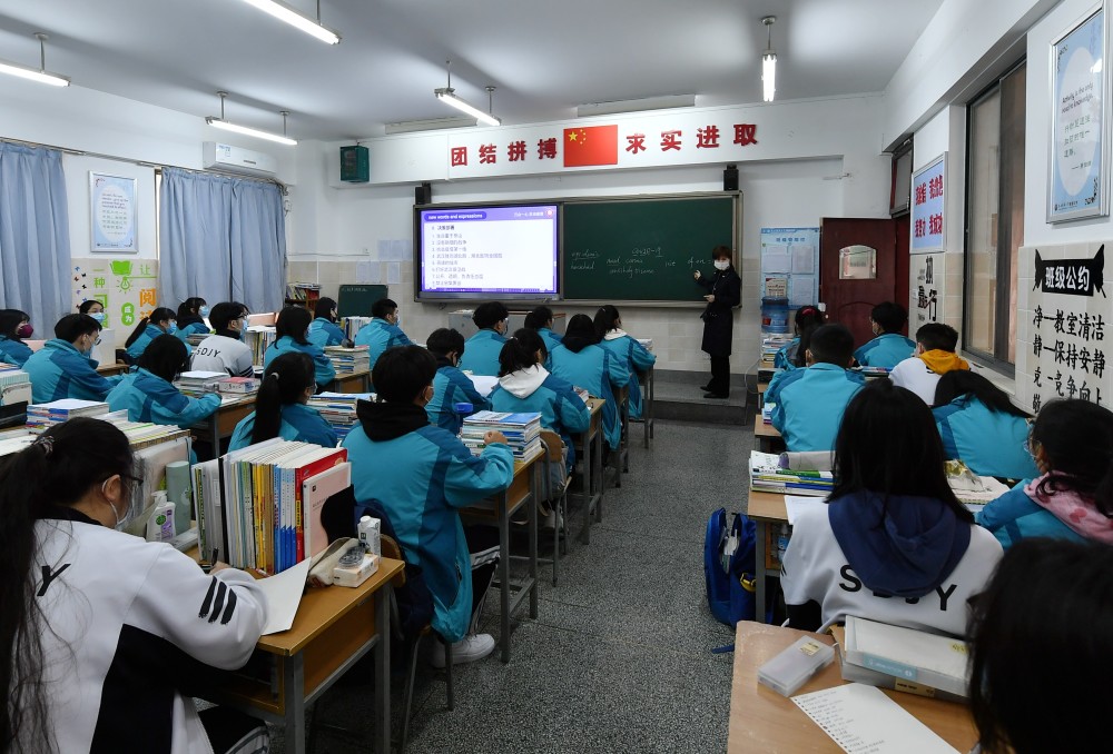 3月30日,陕西师范大学锦园中学的高三年级学生在教室上课.