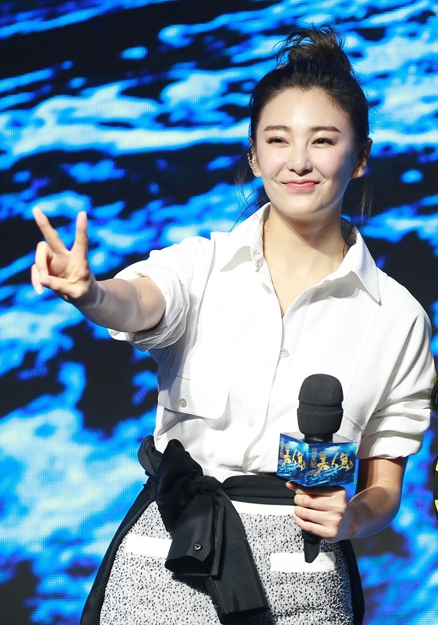 周星驰与邓超比画技 现场摆帅气造型