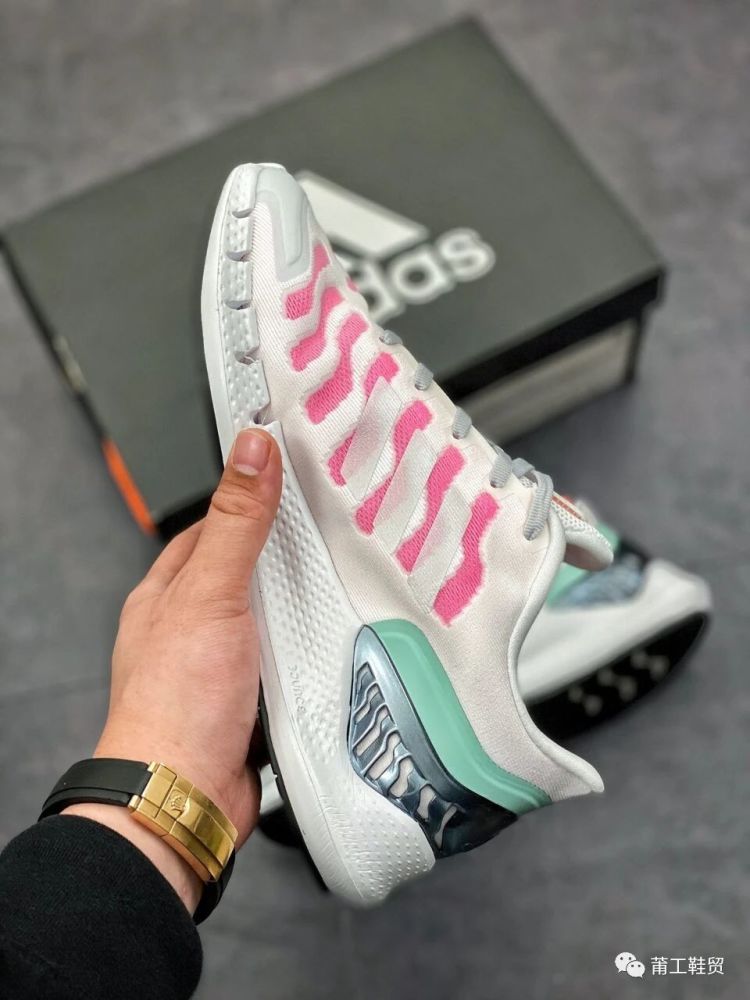 "脚下生风"是什么感觉?穿上它就知道了!adidas清风系列跑鞋开箱