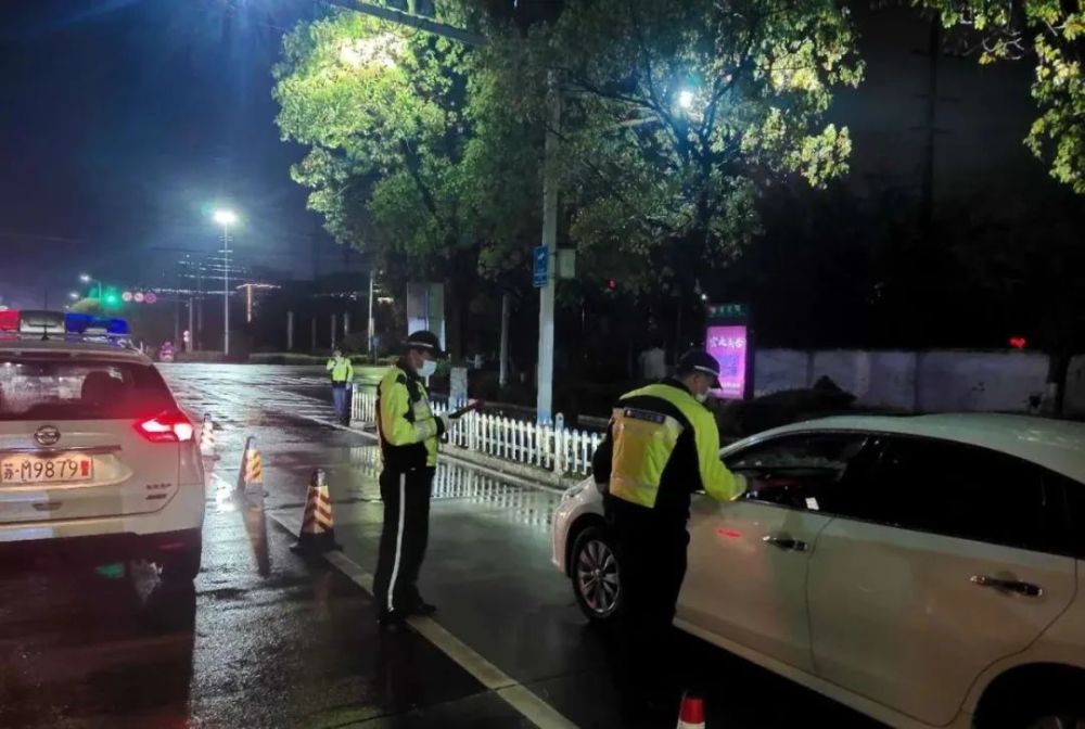 昨天晚上,泰州市交警支队高港大队民警在金港北路(实小西大门)例行酒