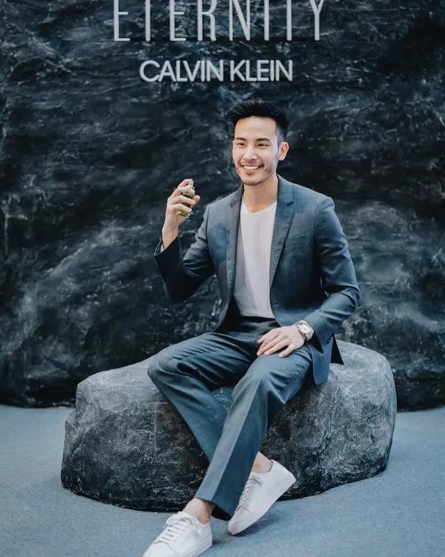 我觉得他是能把西服的气质诠释到淋漓尽致的男明星