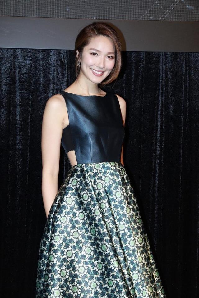 李亚男当妈后更敢穿,侧腰镂空连衣裙尽显好身材,美得不可方物