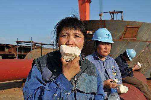 工地打工怪象,女农民工干脏活累活,还要男女混合住,为啥不外面租房?