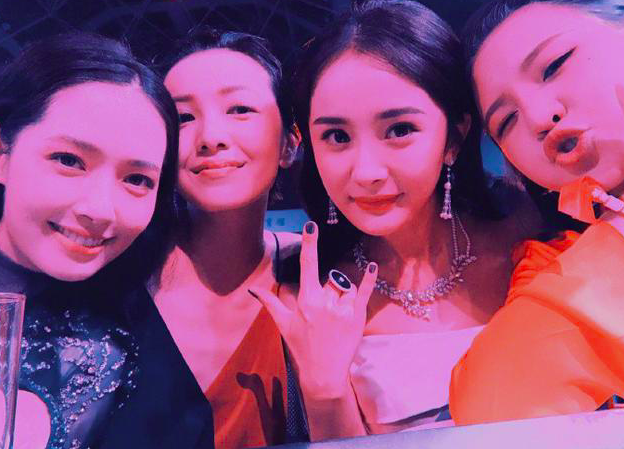 杨幂和闺蜜相处不顾形象,小糯米妈妈露鼻孔,郭采洁郭碧婷还奉陪