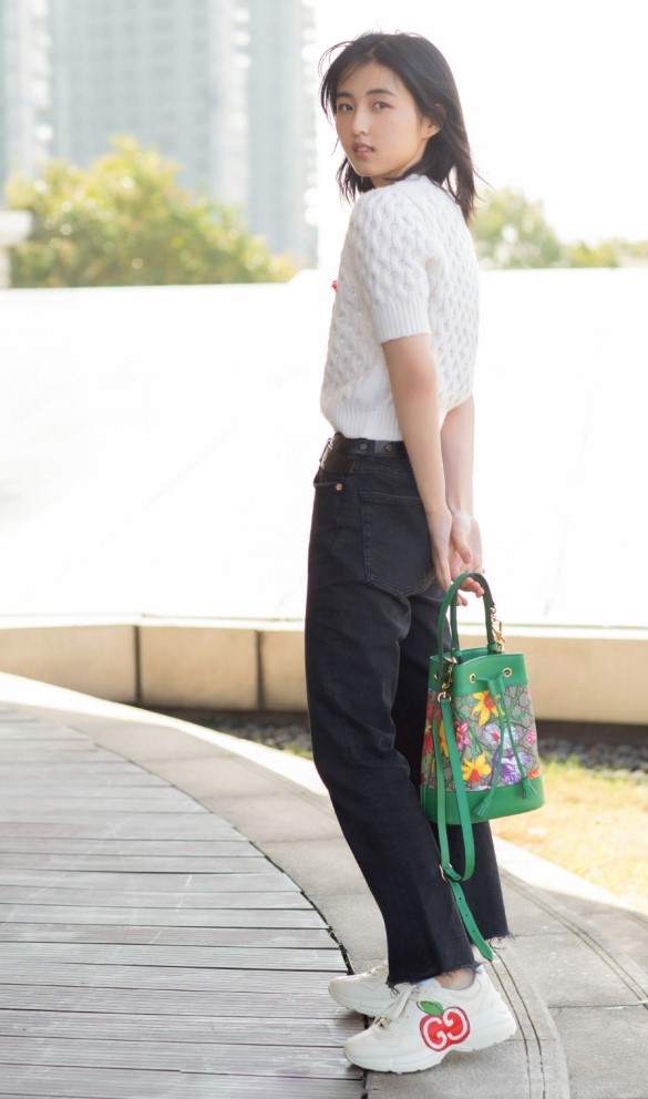 有种"发育过剩"叫张子枫,18岁穿起吊带那刻,少女身材太平板