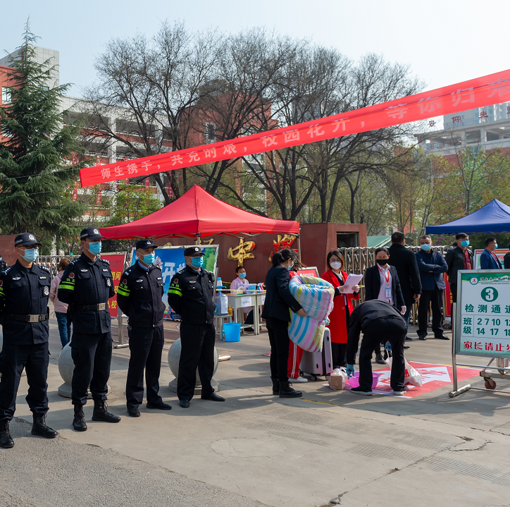 渭南高级中学:学生佩戴口罩在教室认真听课