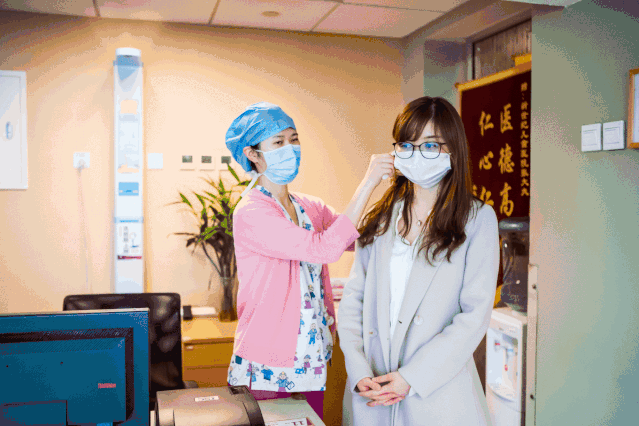 护士小姐姐会再次为家长和宝宝 测耳温