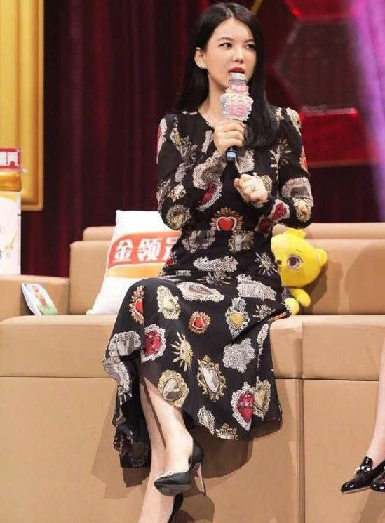 李湘穿衣真胆大,身穿印花红连衣裙现身节目,意外高级又时髦