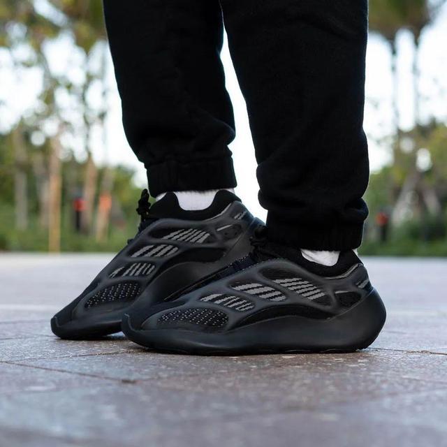 yeezy 700 v3 黑武士4月初发售,国内大概率同步登记!