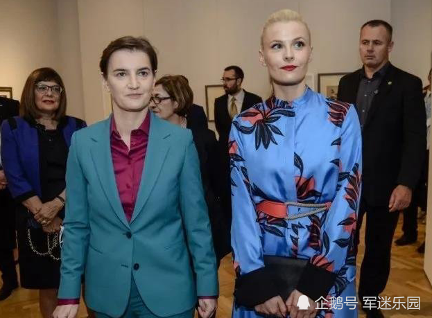 塞尔维亚女总理火了,有颜值有能力霸气十足,公开"出柜